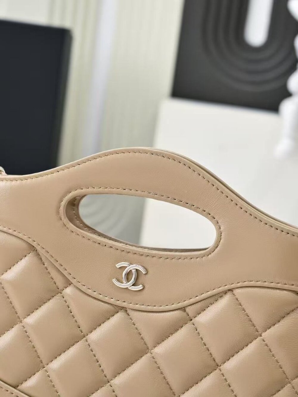 Classic Chanel Bag: A Stylish and Versatile Choice for Elegance - Picture 5 of 6
